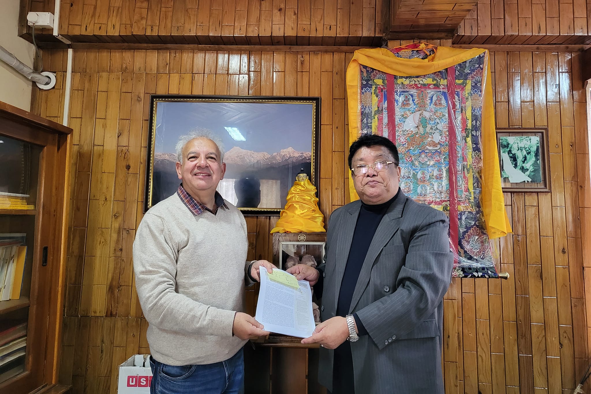 Mr. Sir, P.W. Rinzing, the Secretary National Institute of Tibetology, Sikkim & Smajo Safić Gupta, Prof. Vaidya Dr. Manpa of them are living the “DREAM” of learning university degree and meaningfully spreading Tibetan medicine in Europe. The MOU contract is concluded – Namgyal Institute of Tibetology, Sikkim & Institute of Ayurveda, Ayur Ashram.