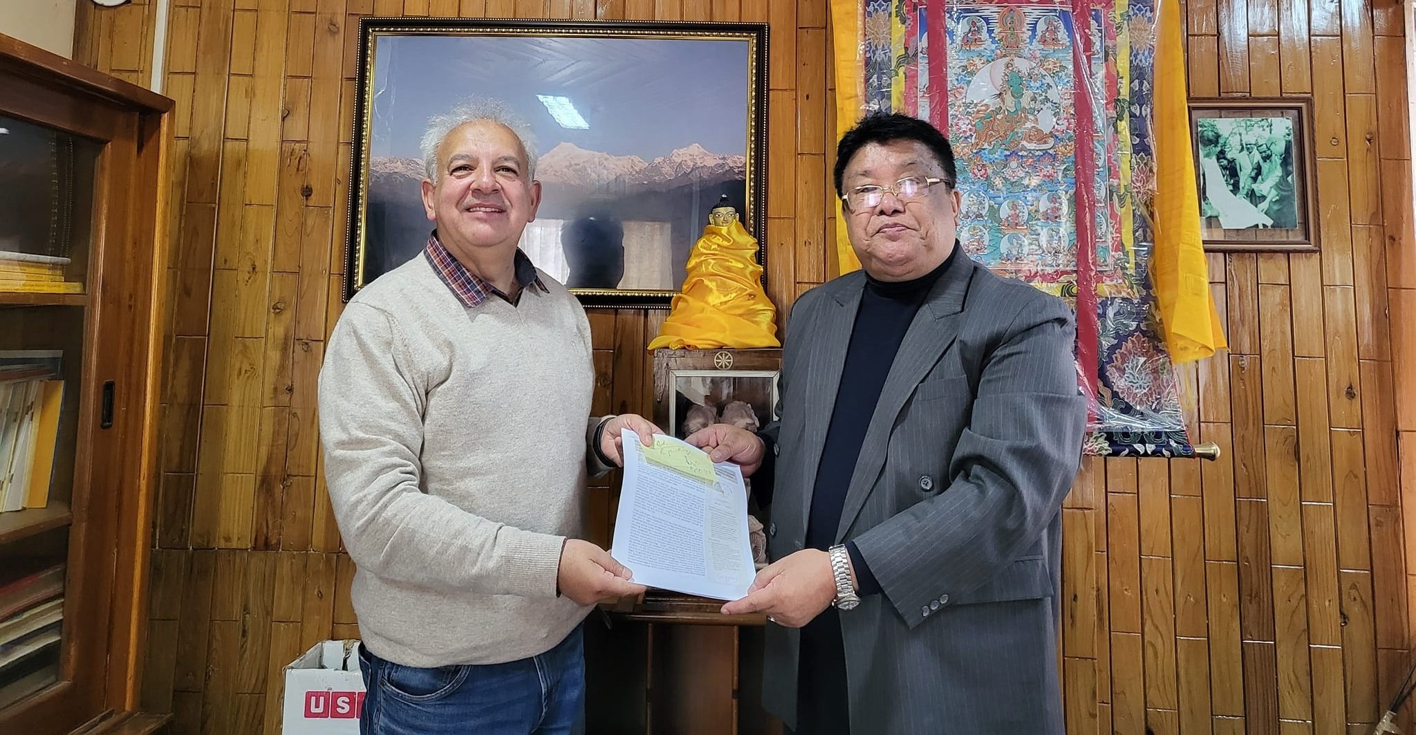 Mr. Sir, P.W. Rinzing, the Secretary National Institute of Tibetology, Sikkim & Smajo Safić Gupta, Prof. Vaidya Dr. Manpa of them are living the “DREAM” of learning university degree and meaningfully spreading Tibetan medicine in Europe. The MOU contract is concluded – Namgyal Institute of Tibetology, Sikkim & Institute of Ayurveda, Ayur Ashram.